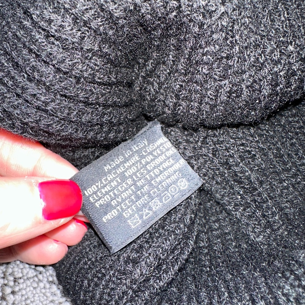 NWT Chanel Black beanie hat with gold sequins - Picture 4 of 6